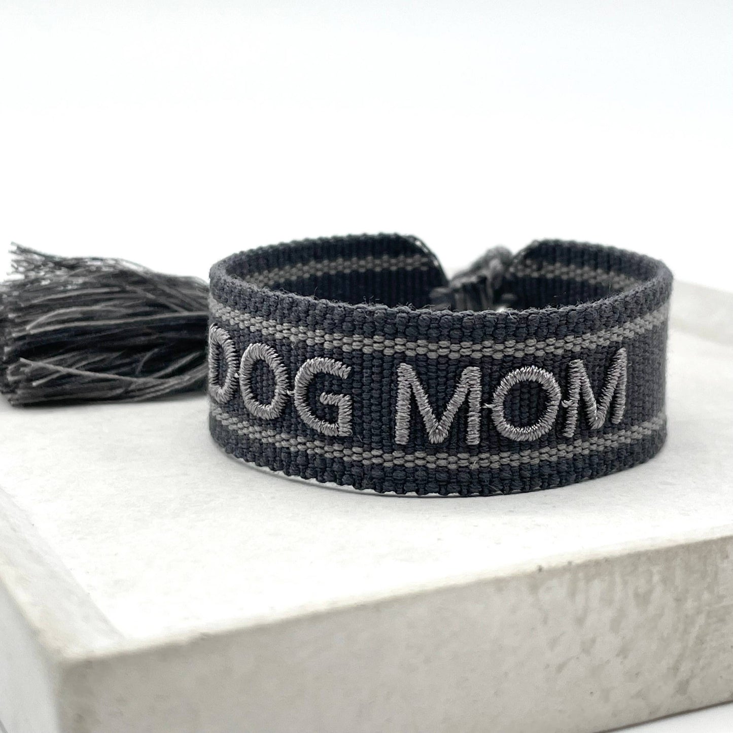DOG MOM Statement Armband gewebt, bestickt