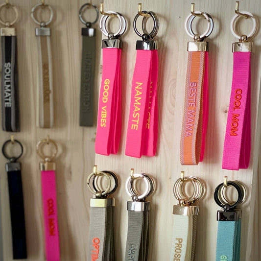 GOOD VIBES Schlüsselanhänger Keychain gewebt bestickt