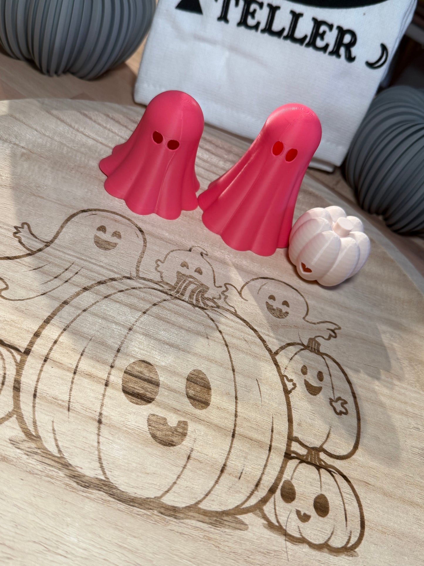 Chaos-Geister in Neonpink leuchtend