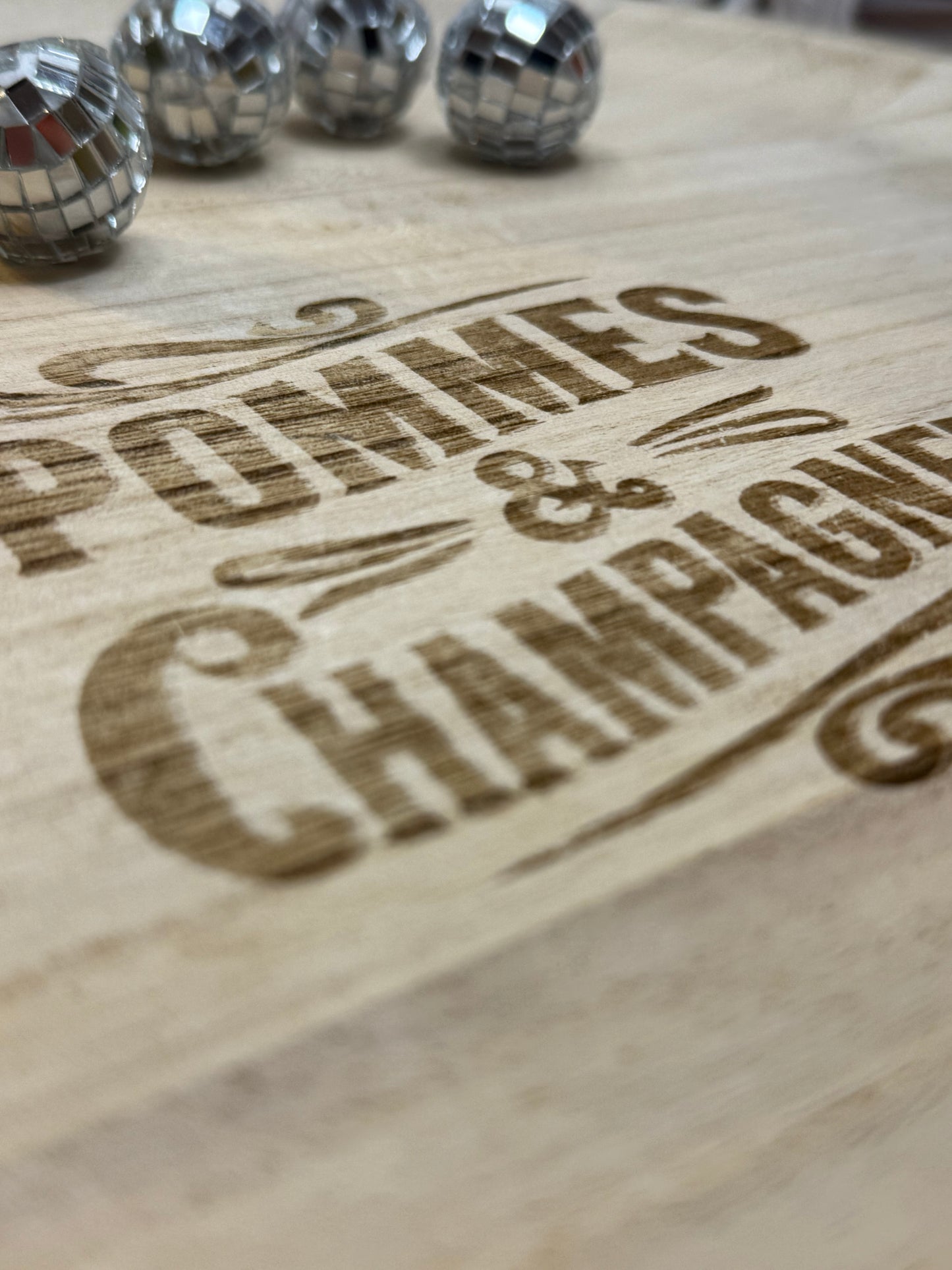 Holztablett – „Pommes & Champagner“ oder „This Kitchen is for Dancing“