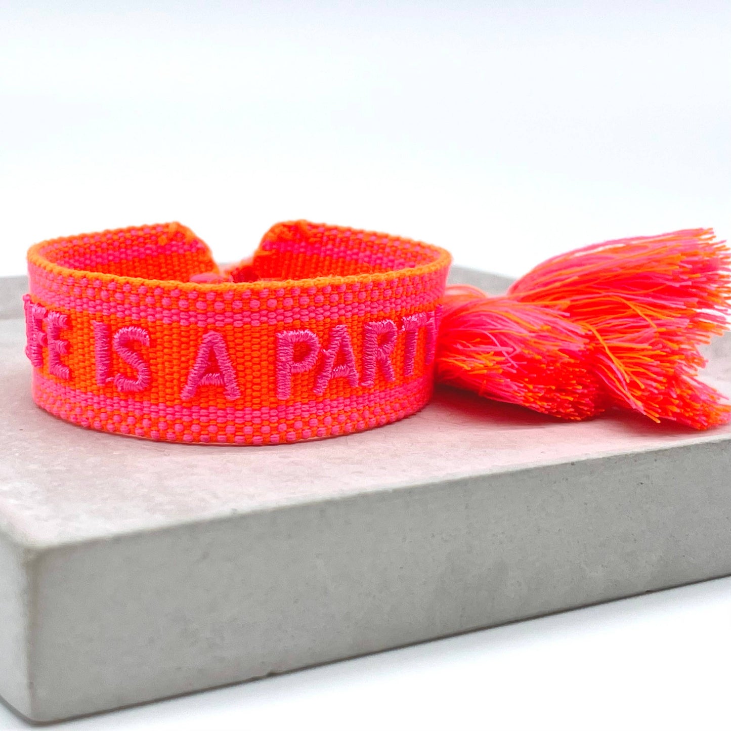 LIFE IS A PARTY Statement Armband gewebt, bestickt