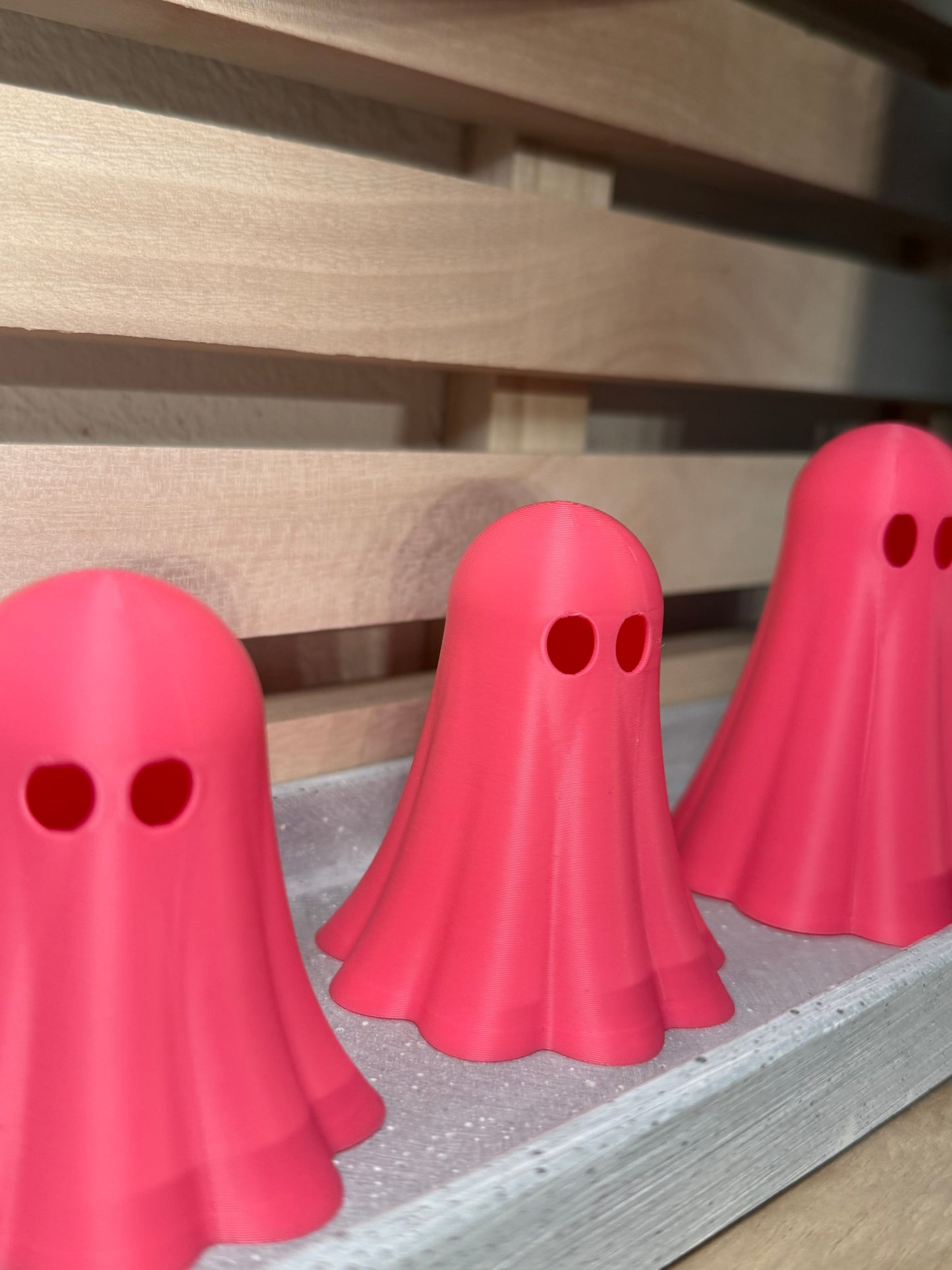 Chaos-Geister in Neonpink leuchtend