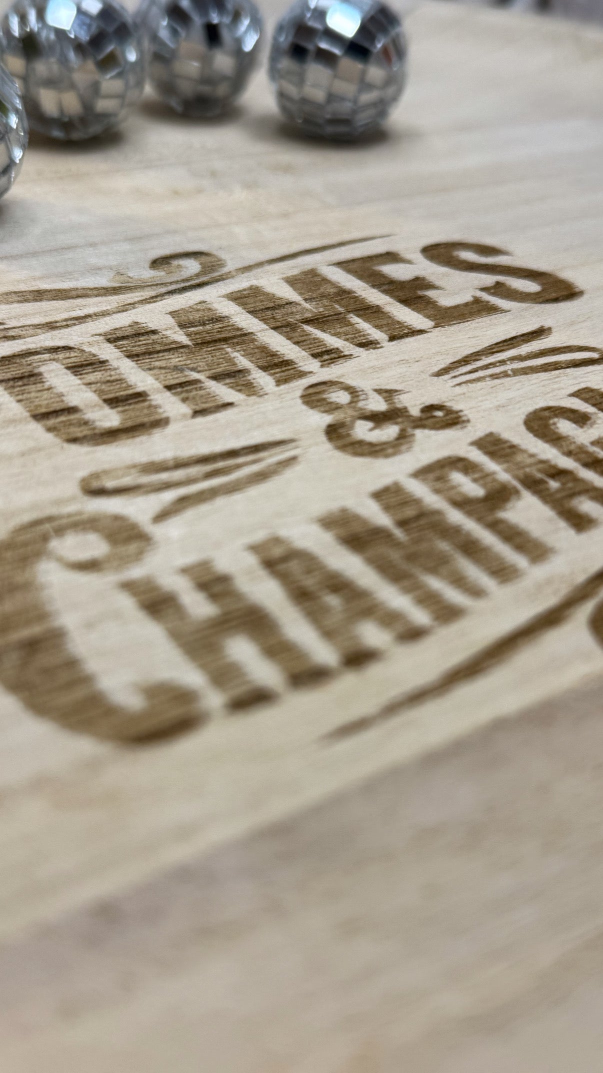 Holztablett – „Pommes & Champagner“ oder „This Kitchen is for Dancing“