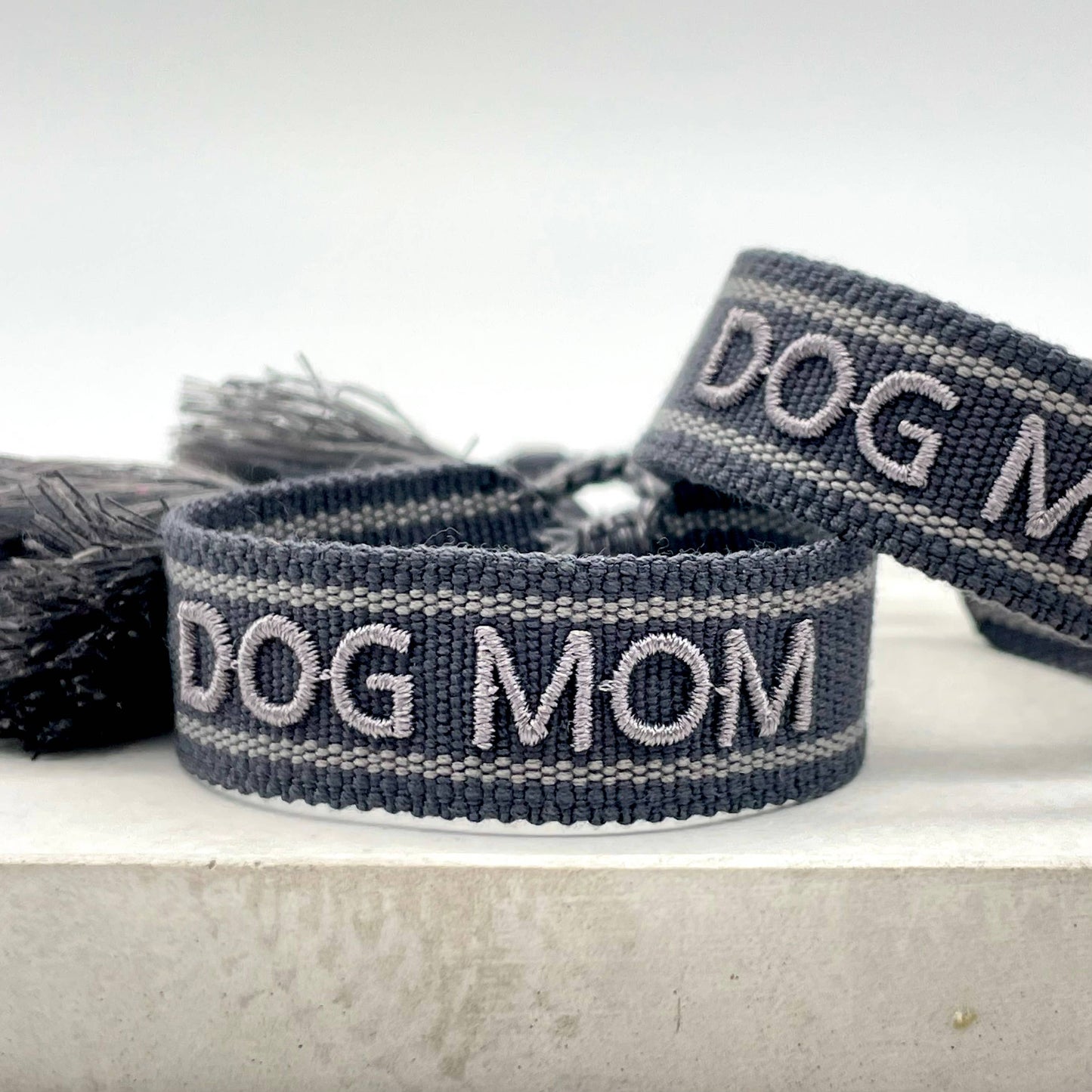 DOG MOM Statement Armband gewebt, bestickt