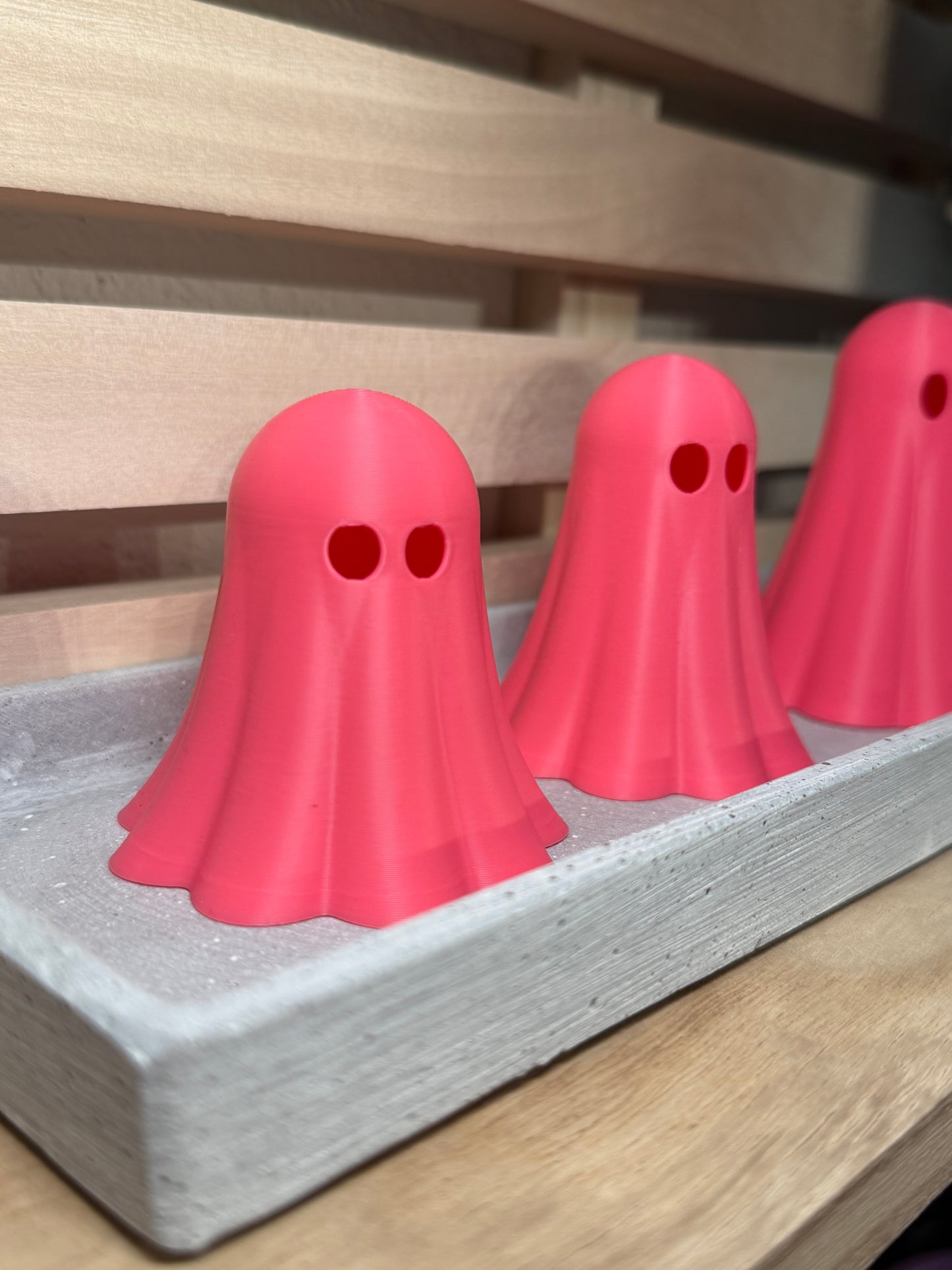 Chaos-Geister in Neonpink leuchtend