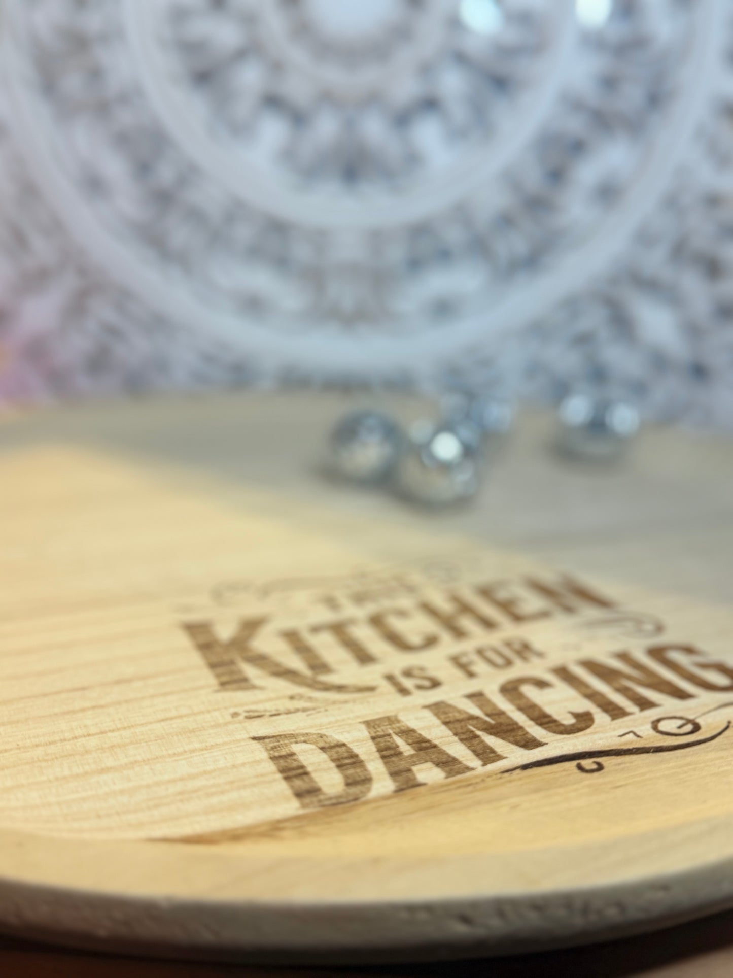Holztablett – „Pommes & Champagner“ oder „This Kitchen is for Dancing“