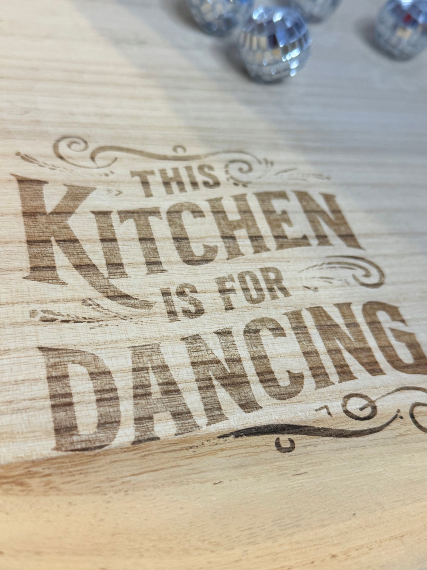 Holztablett – „Pommes & Champagner“ oder „This Kitchen is for Dancing“