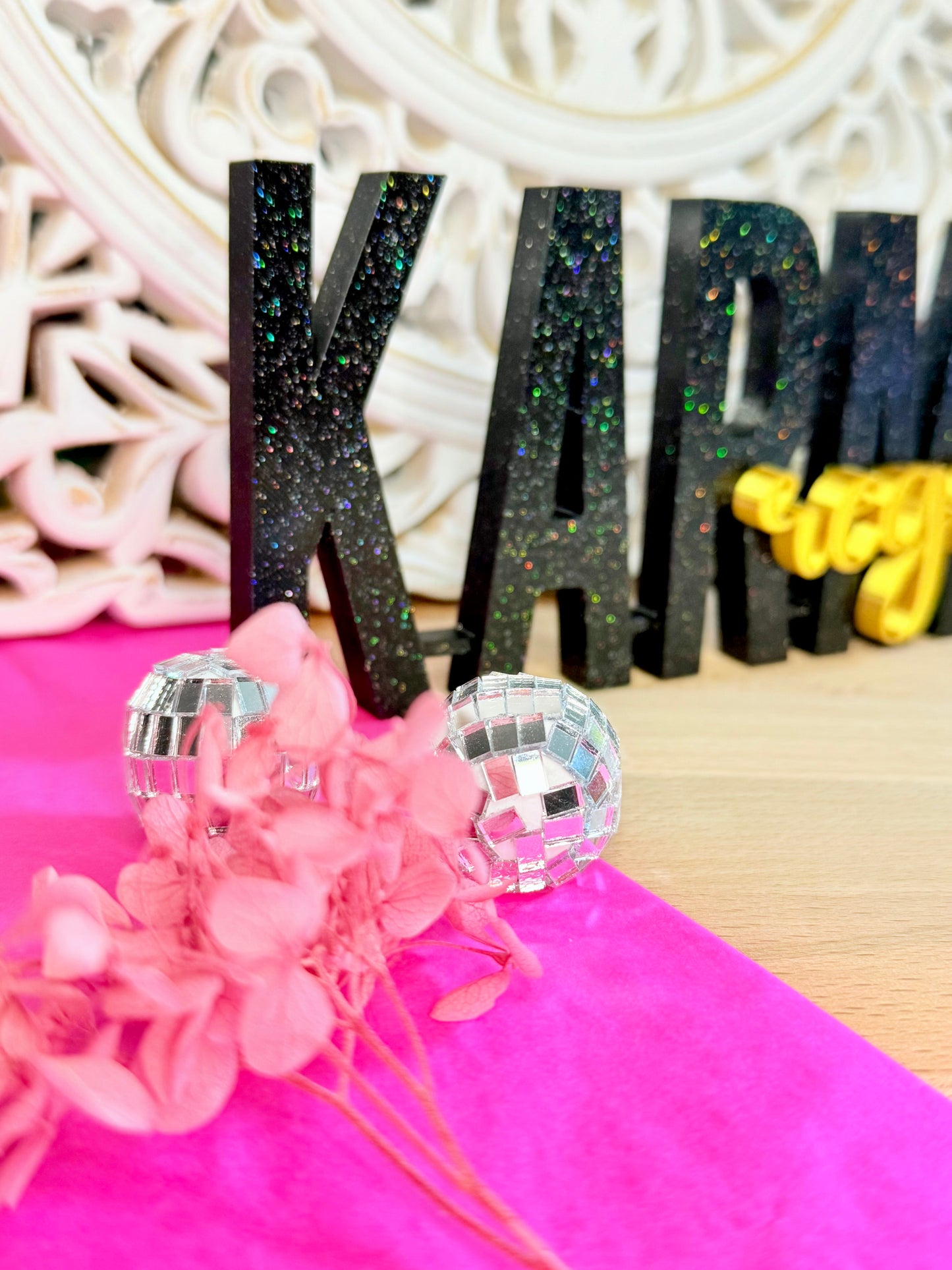 „KARMA regelt“ – mit Glitzer-Finish und verstecktem Extra