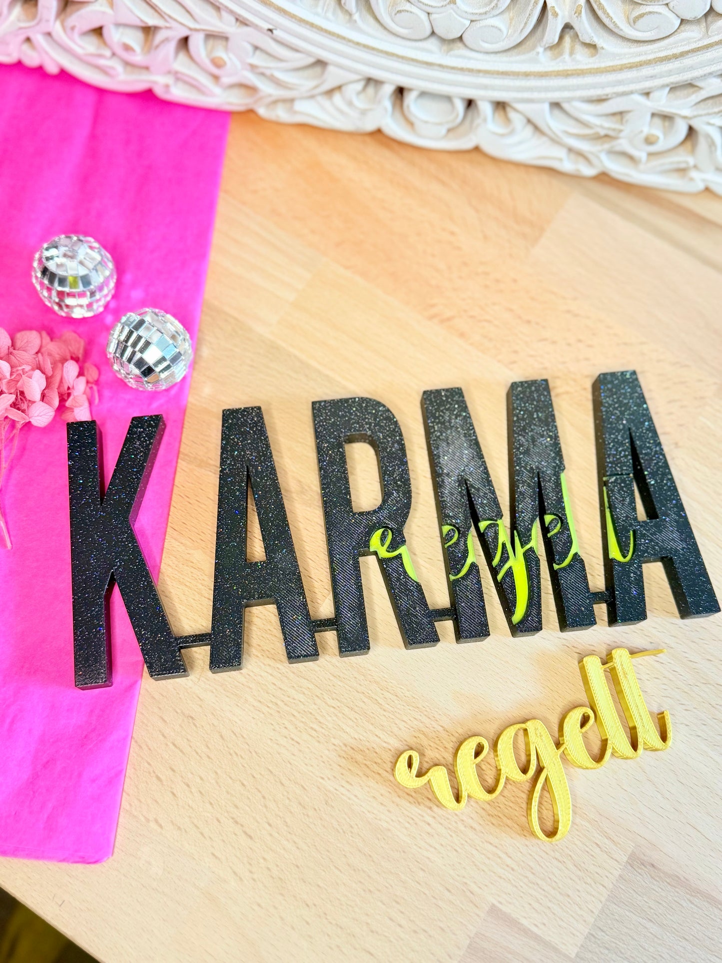 „KARMA regelt“ – mit Glitzer-Finish und verstecktem Extra