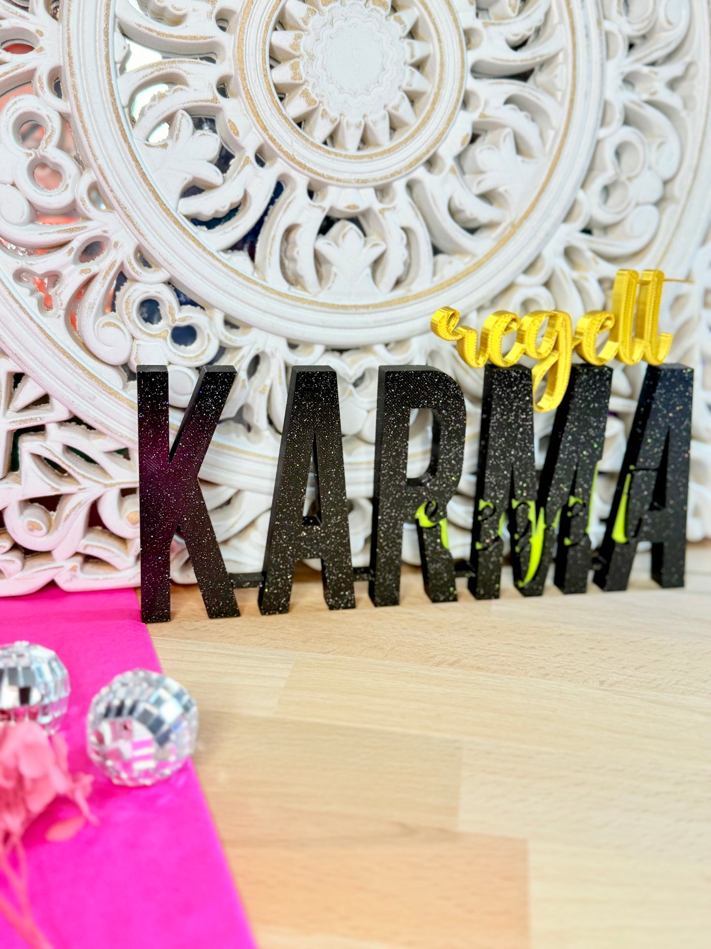 „KARMA regelt“ – mit Glitzer-Finish und verstecktem Extra