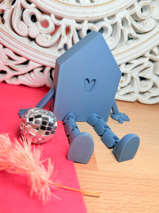 Graues Haus mit Herz und Beinen – „Home is where the legs chill“ 🦵✨