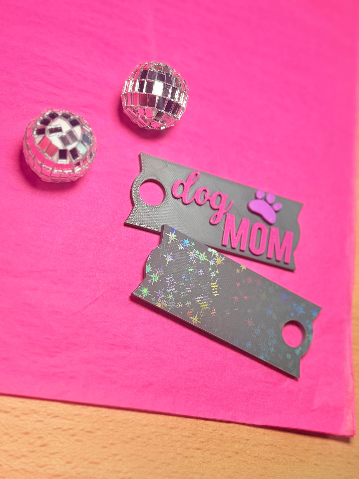 Clip-on Schild „dog MOM“ mit Glitzer effekt auf der Rückseite