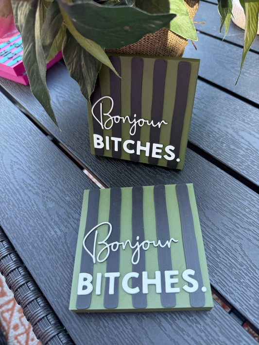 „Bonjour Bitches.“