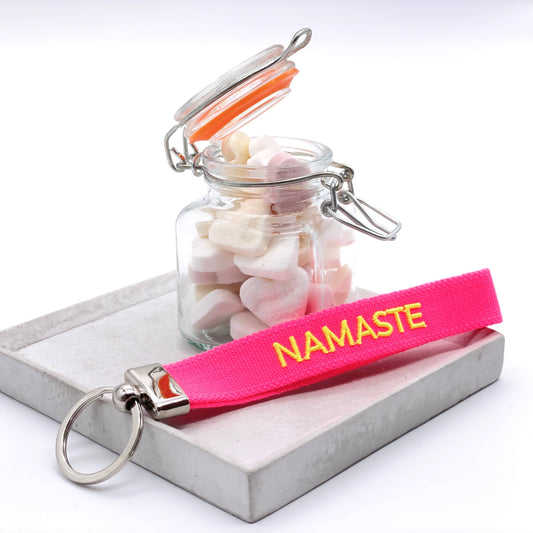 NAMASTE Schlüsselanhänger Keychain gewebt  bestickt