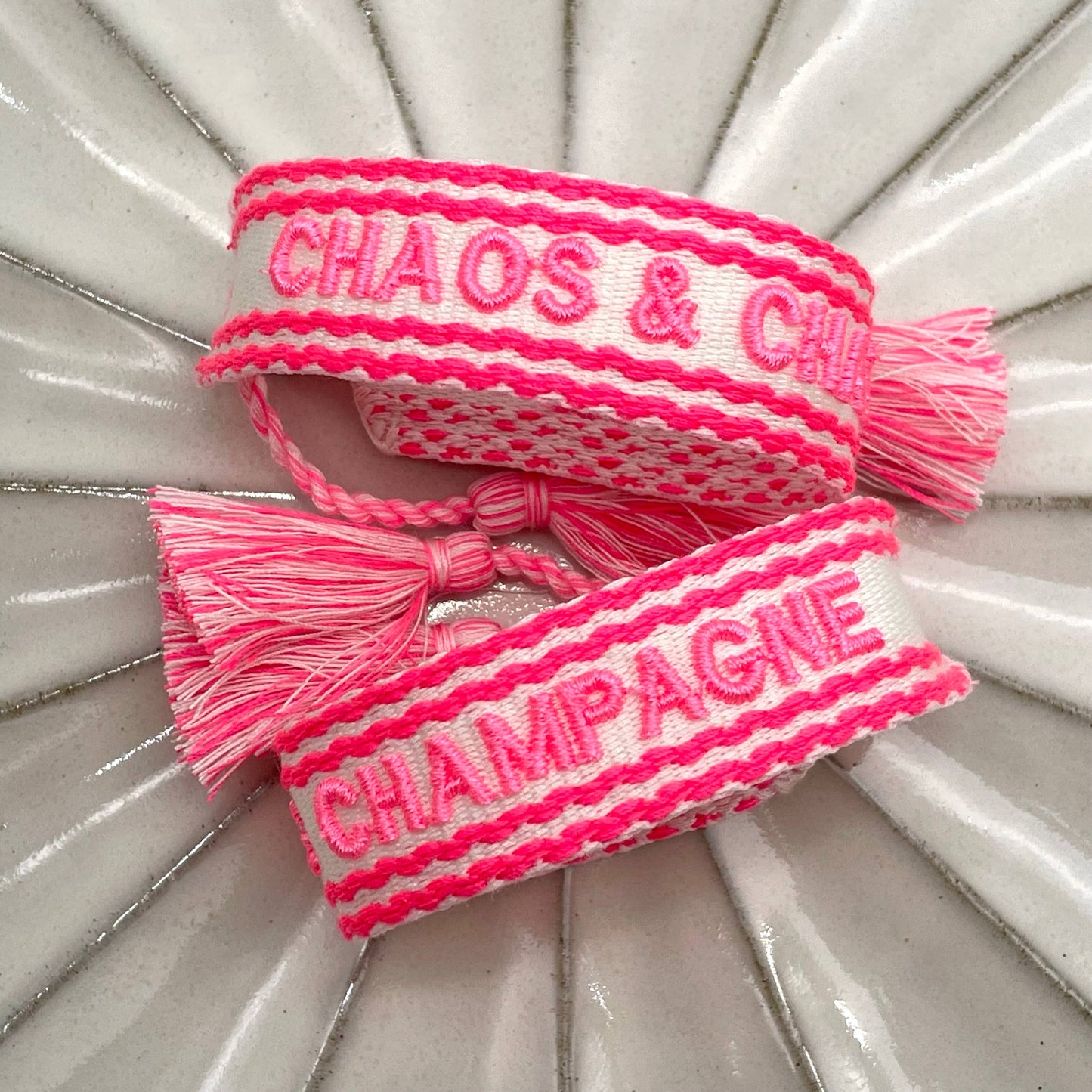 CHAOS & CHAMPAGNE Statement Armband gewebt, bestickt