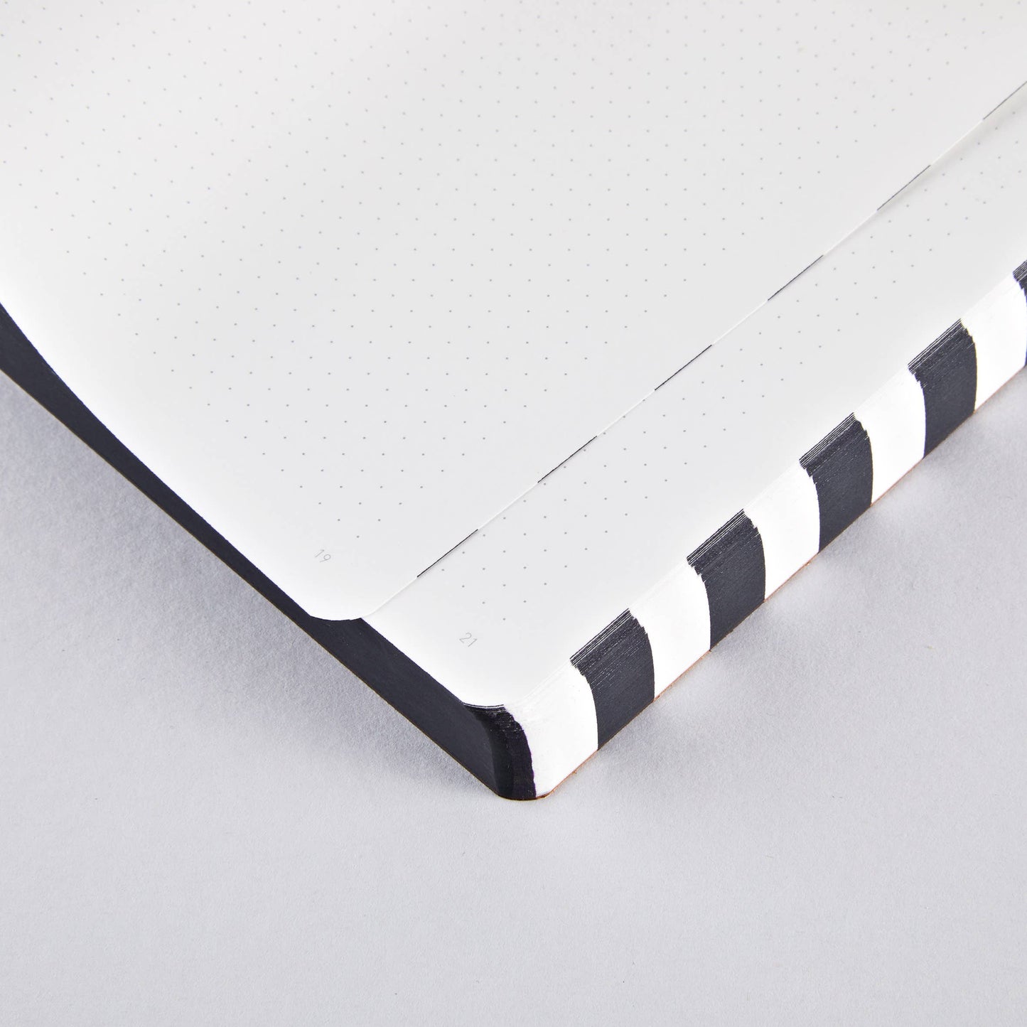 Prêt-à-écrire - Notizbuch Graphic L | A5+ |Punktraster |