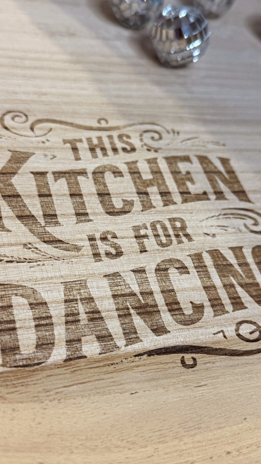 Holztablett – „Pommes & Champagner“ oder „This Kitchen is for Dancing“