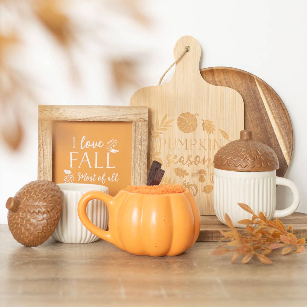 Herbst-Set: Tasse in Kürbisform mit flauschigen Socken