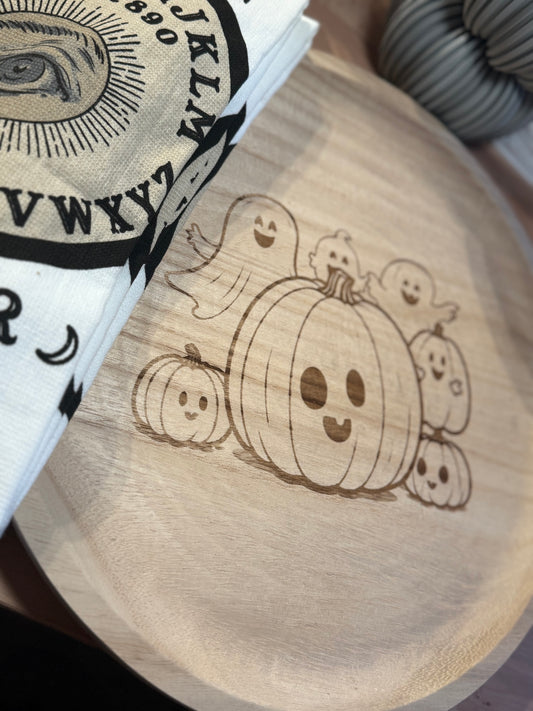 „Spooky Cosy Vibes“ – Herbst auf einem Brett Tablett
