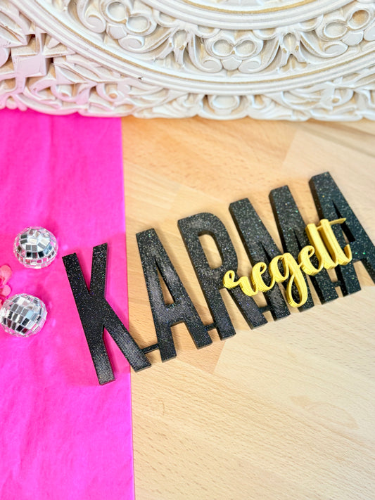 „KARMA regelt“ – mit Glitzer-Finish und verstecktem Extra