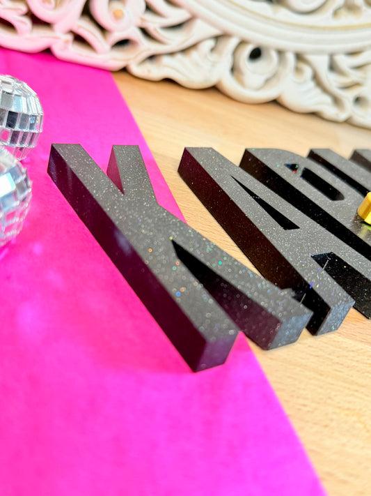 „KARMA regelt“ – mit Glitzer-Finish und verstecktem Extra