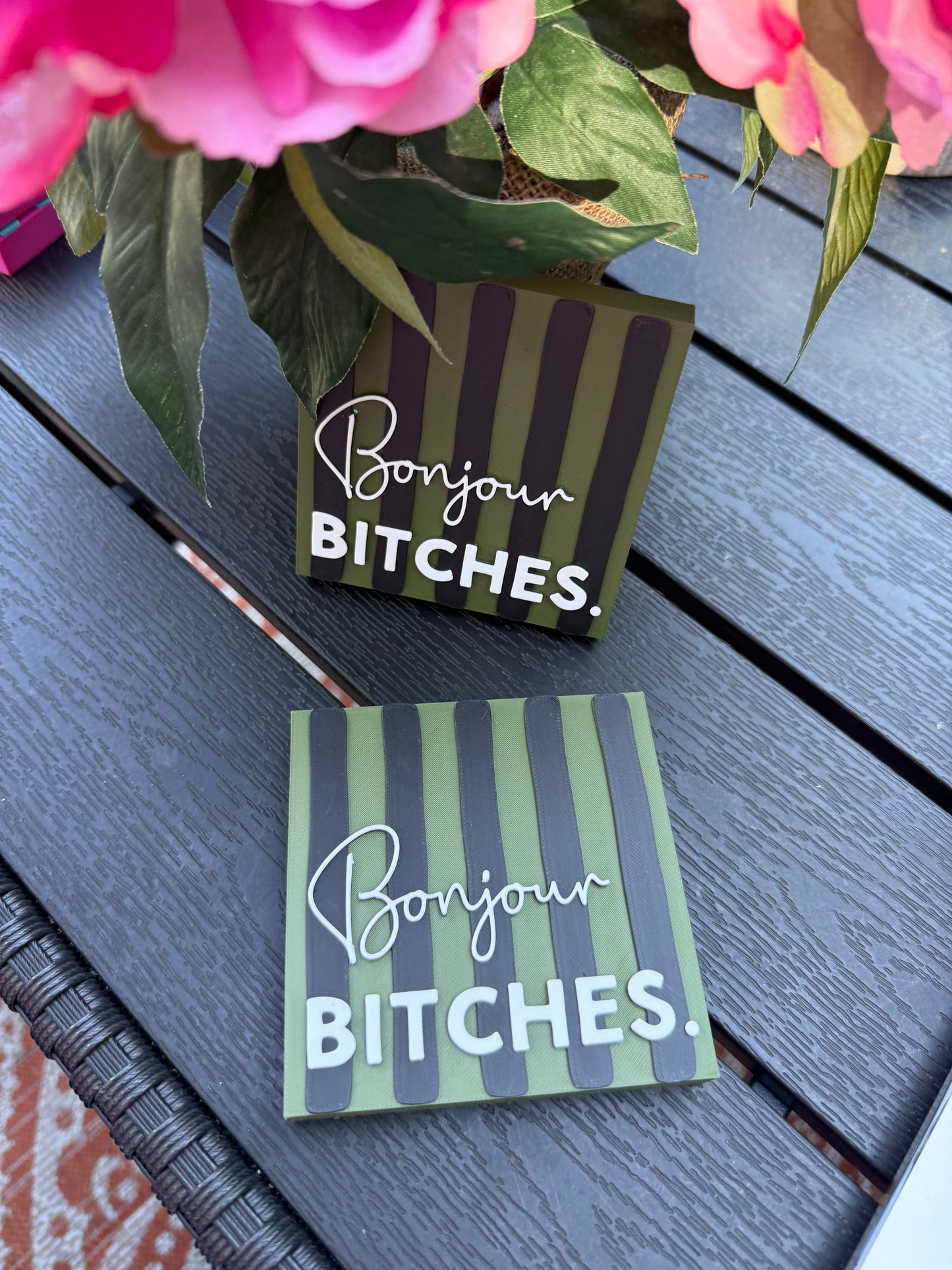 „Bonjour Bitches.“
