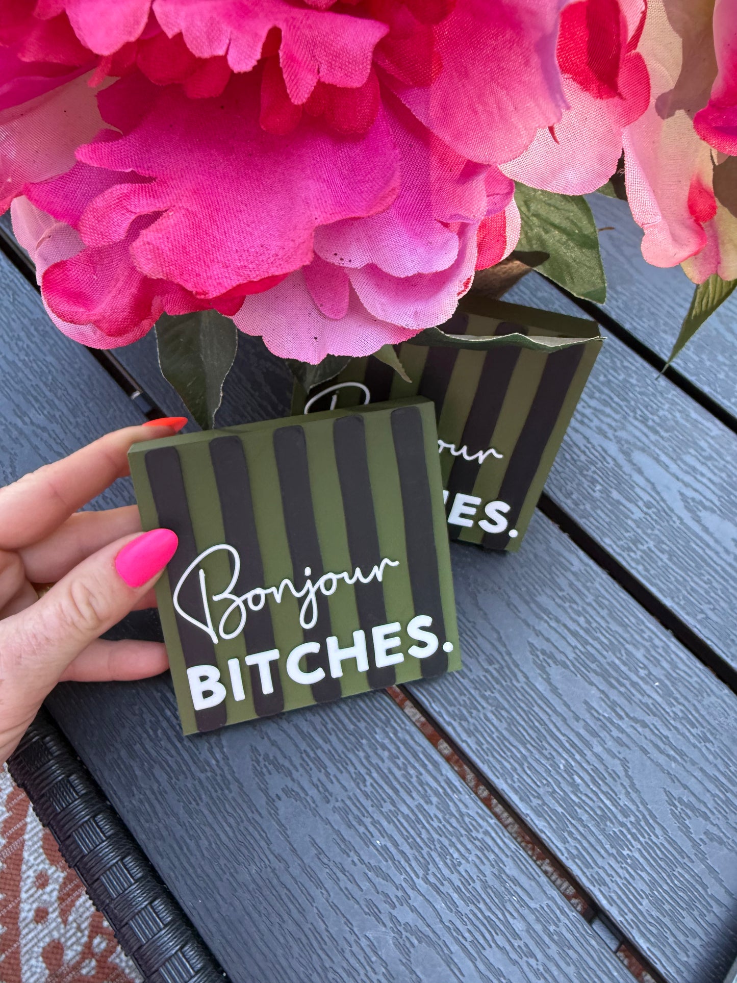 „Bonjour Bitches.“