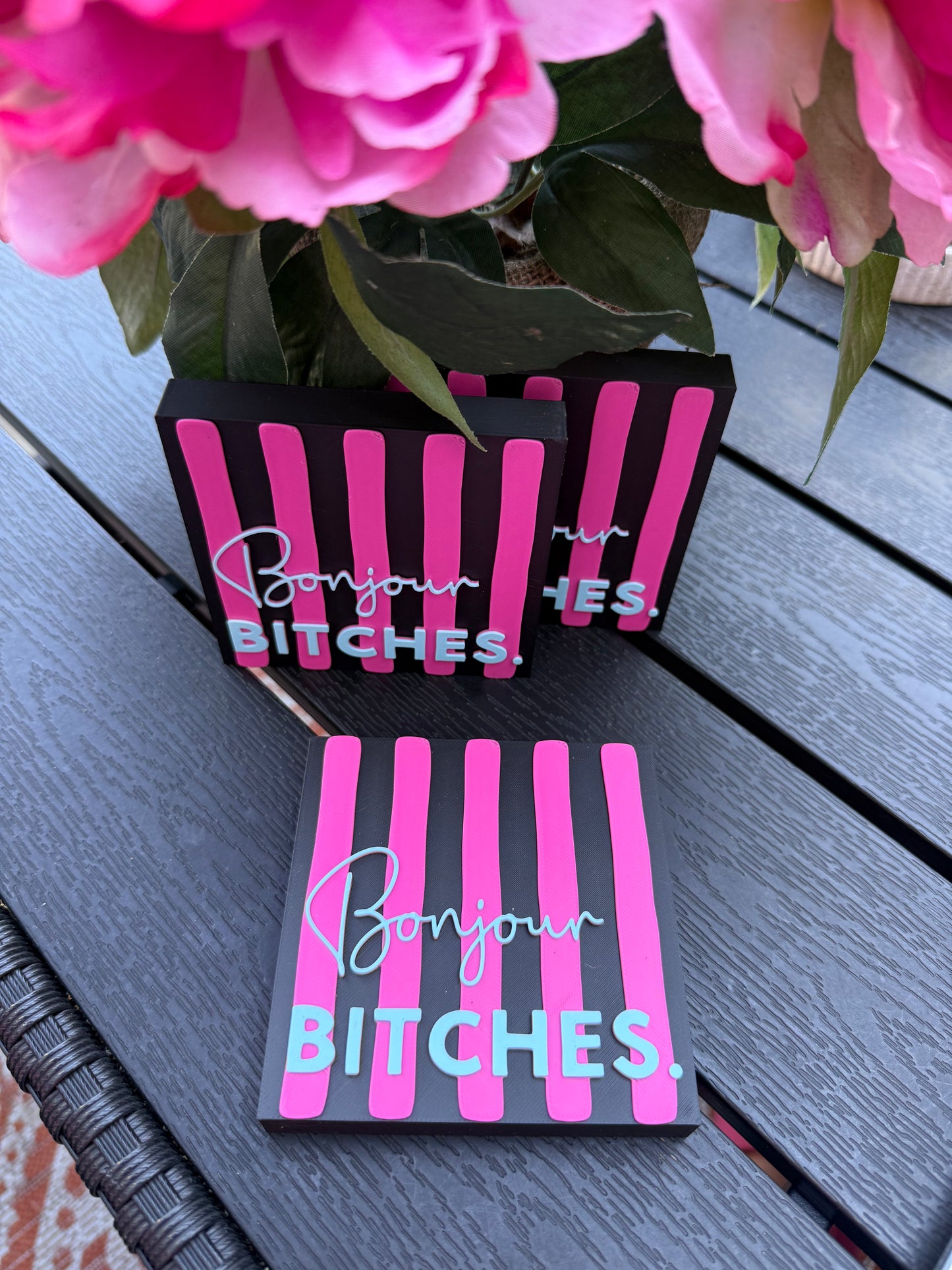 „Bonjour Bitches.“ in Schwarz, Pink und Türkis