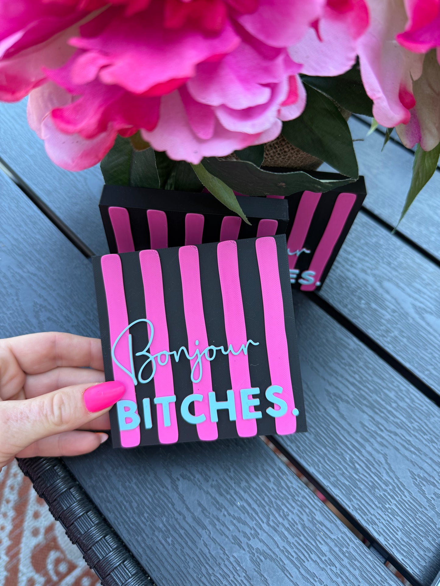 „Bonjour Bitches.“ in Schwarz, Pink und Türkis