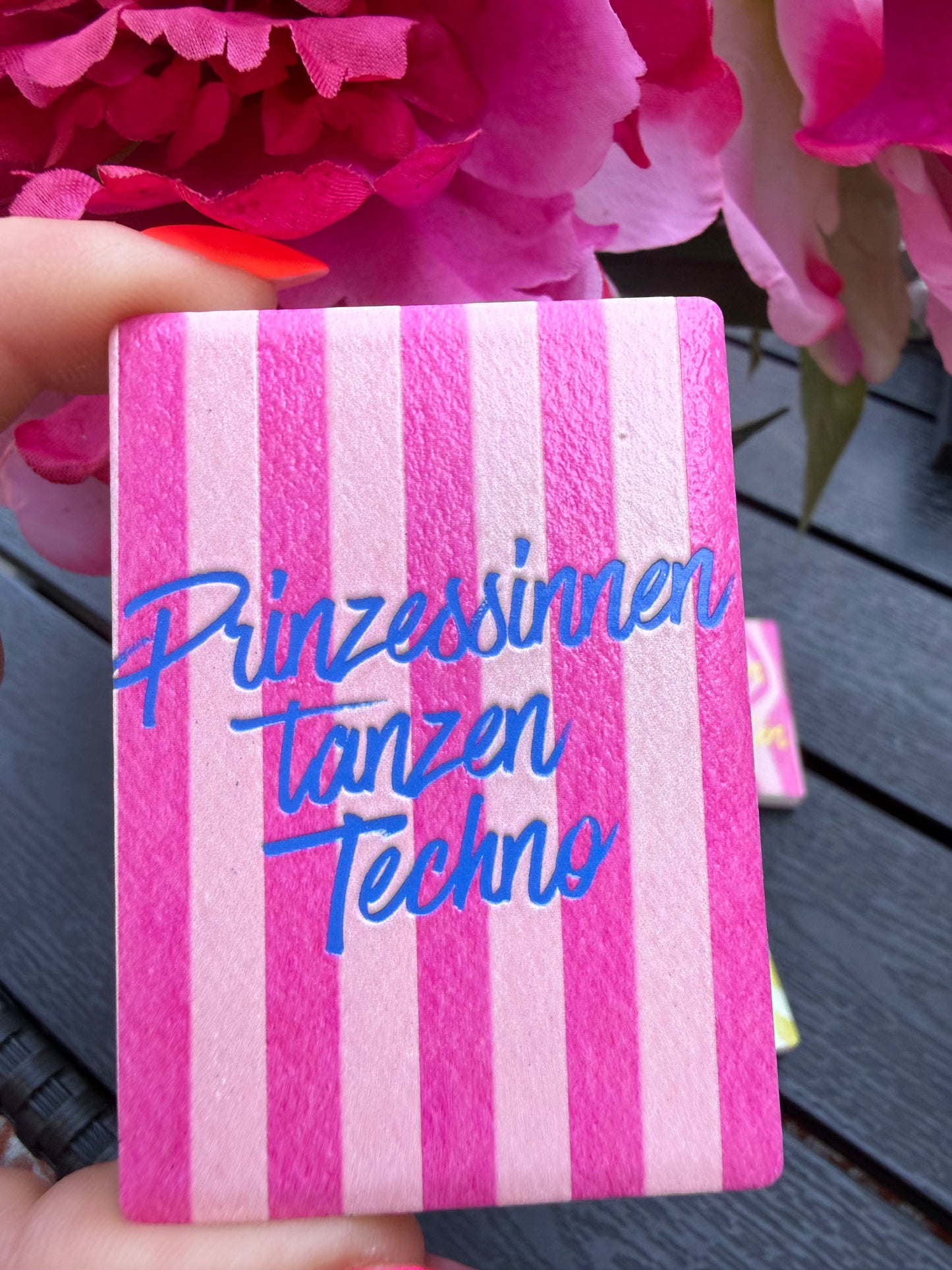 Kühlschrankmagnet aus Keramik mit Statement-Design
