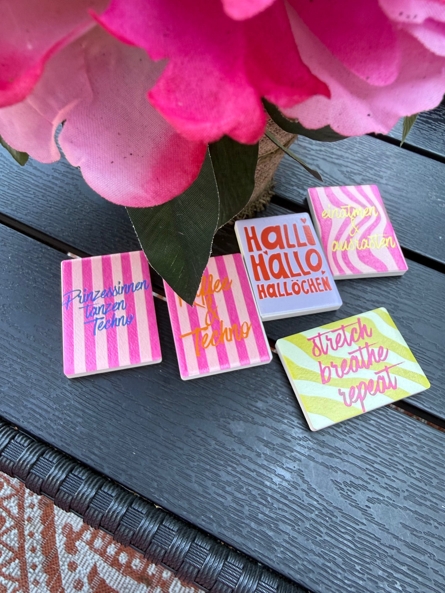 Kühlschrankmagnet aus Keramik mit Statement-Design