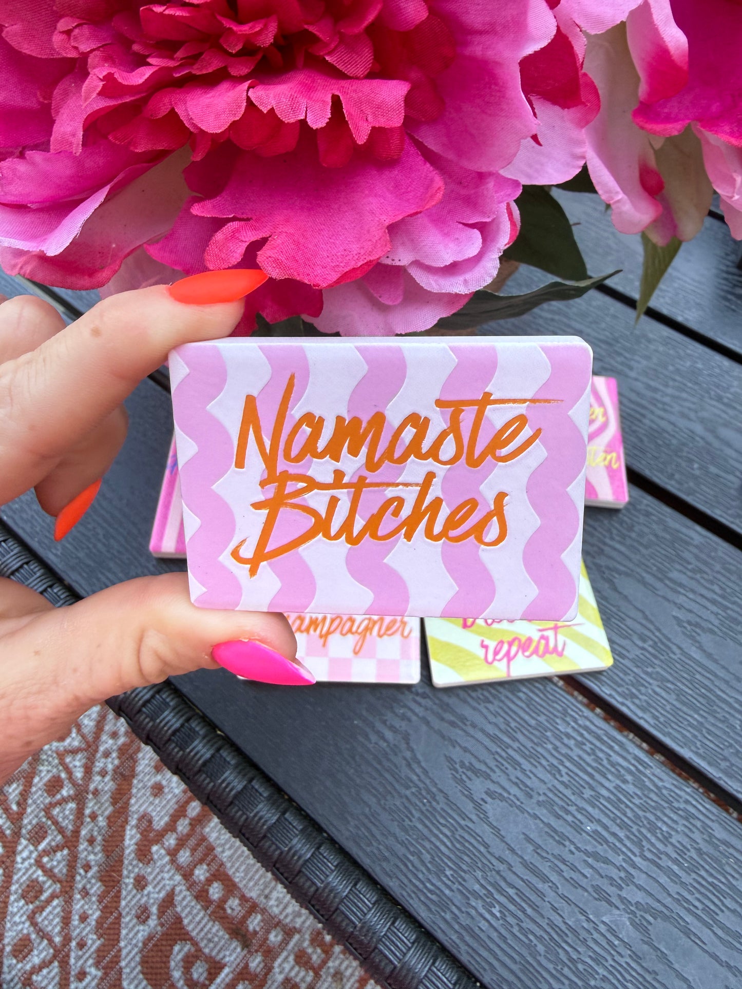 Kühlschrankmagnet aus Keramik mit Statement-Design