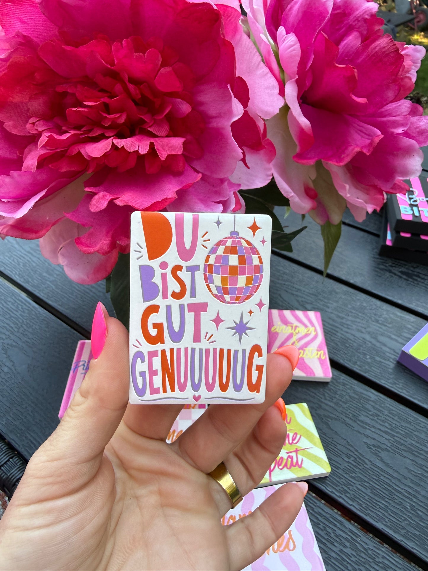 Kühlschrankmagnet aus Keramik mit Statement-Design