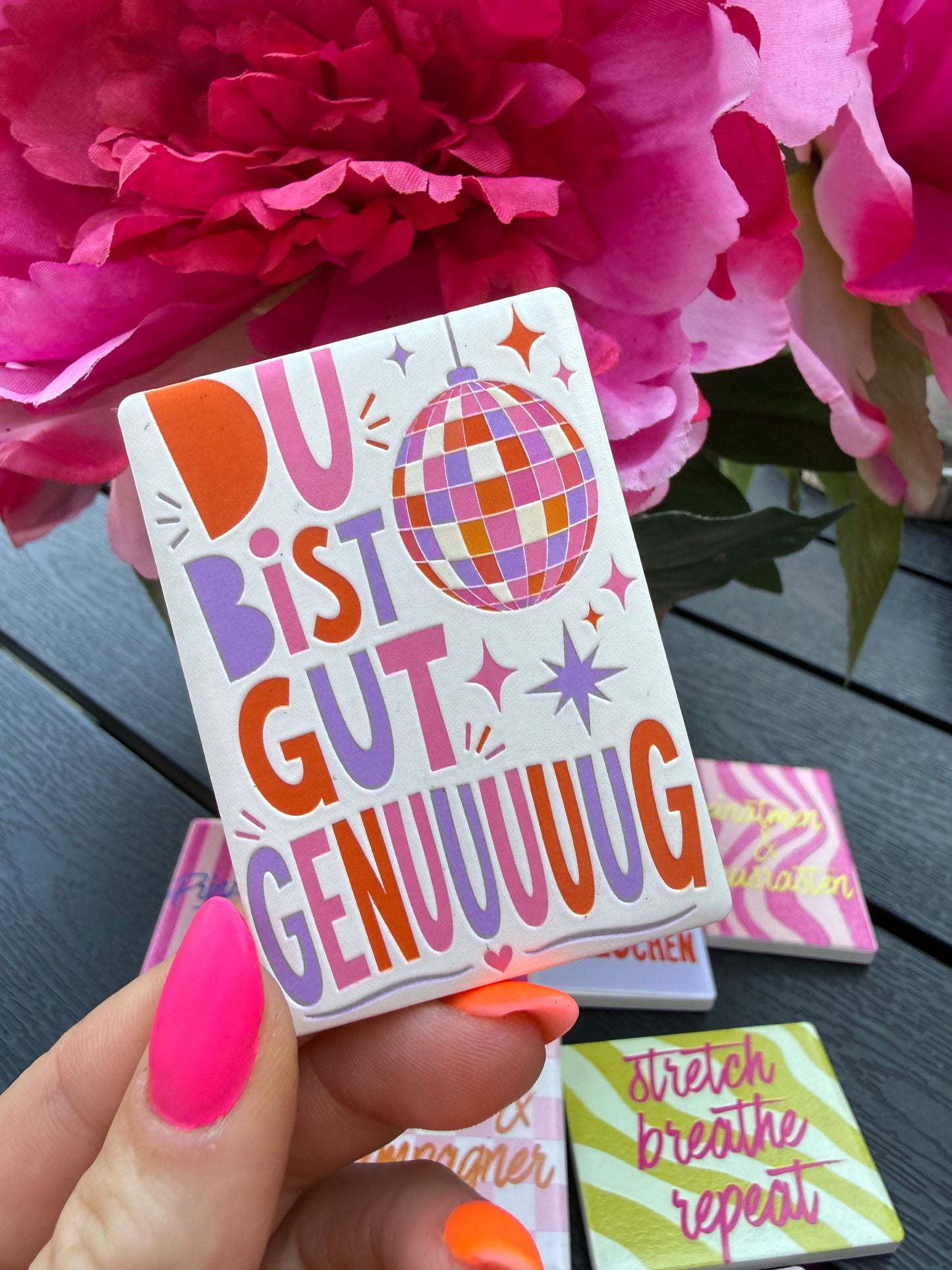 Kühlschrankmagnet aus Keramik mit Statement-Design