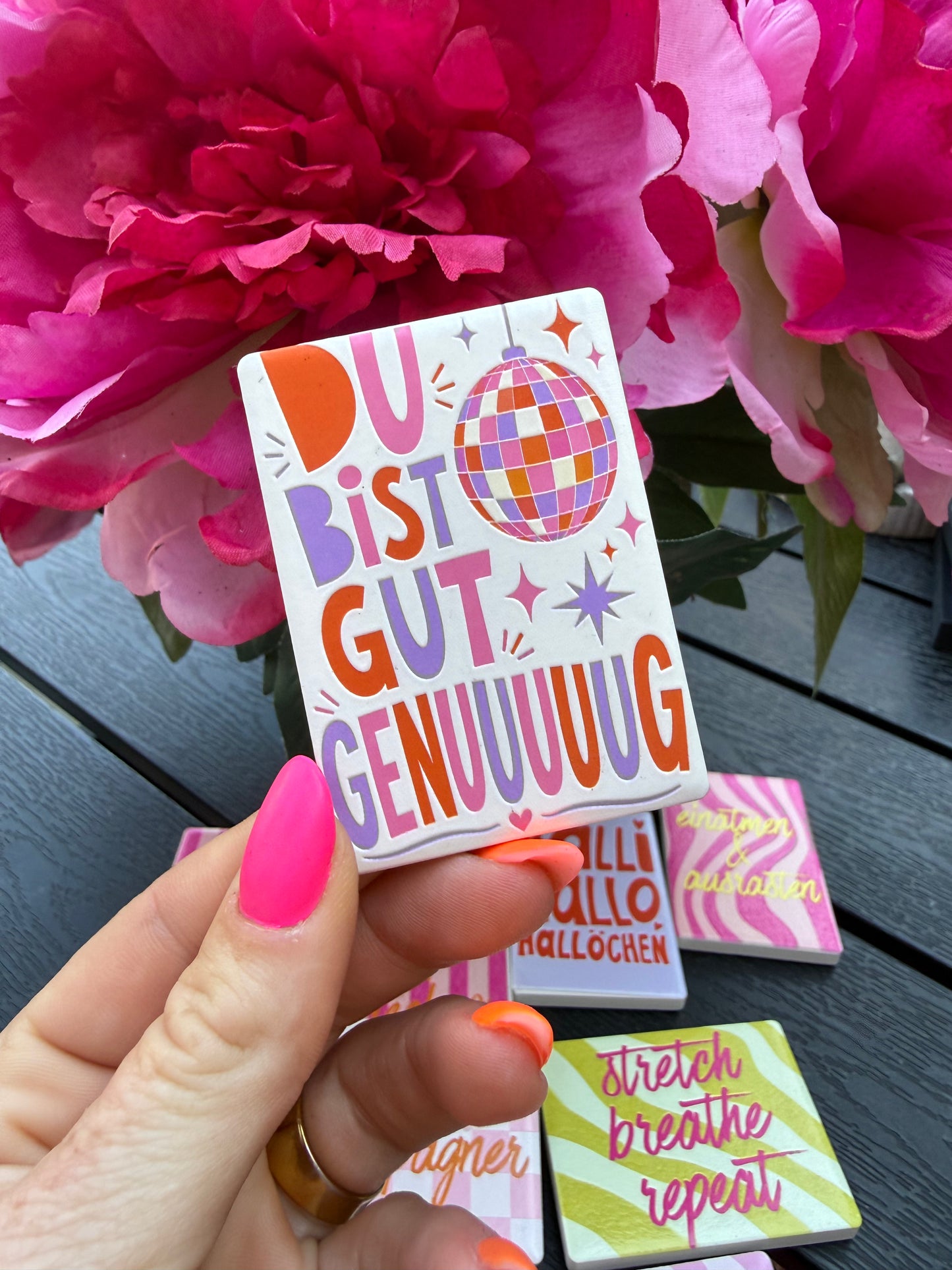 Kühlschrankmagnet aus Keramik mit Statement-Design