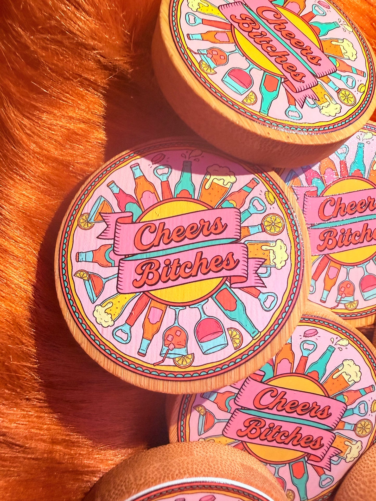 Cheers Bitches – Flaschenöffner Magnet aus Bambus