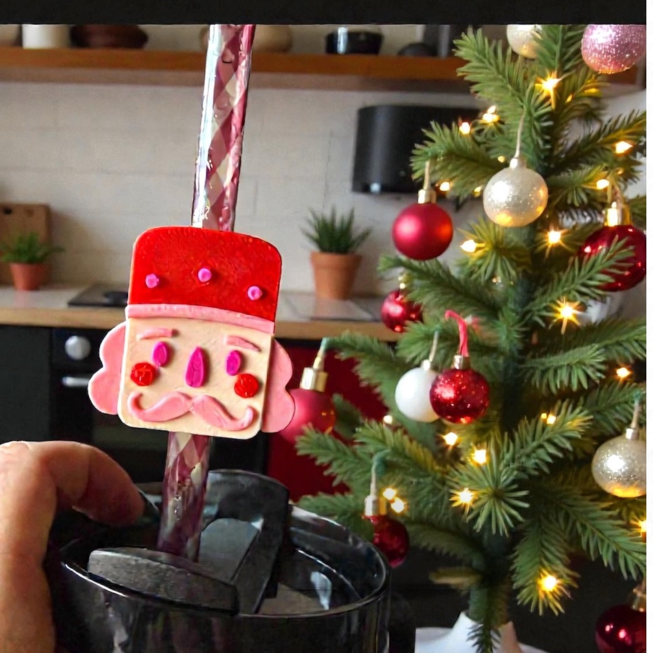 Strohhalm Nussknacker NEU