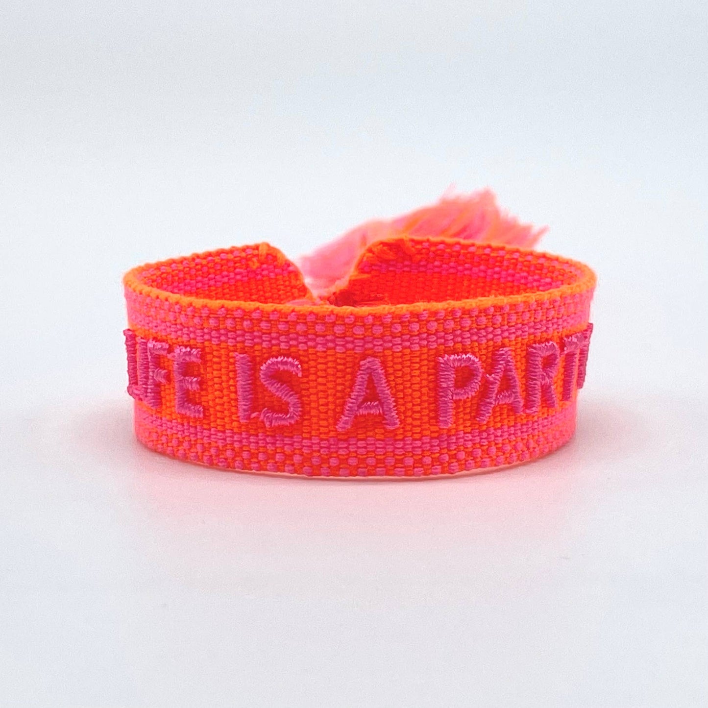 LIFE IS A PARTY Statement Armband gewebt, bestickt
