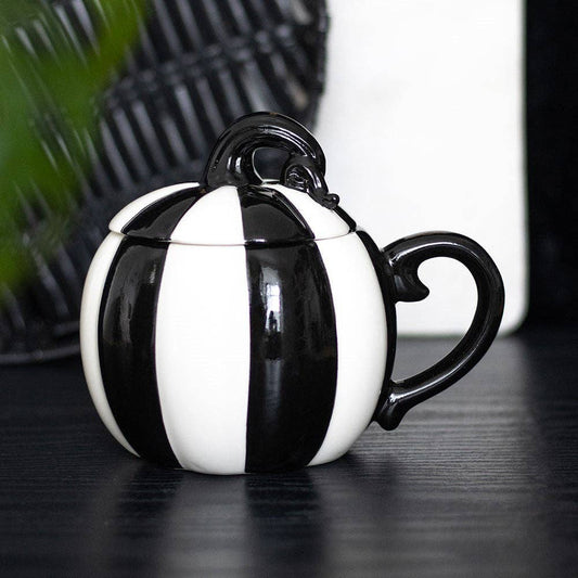 Schwarze und weiße gestreifte Halloween-Kürbis-Tasse mit Deckel