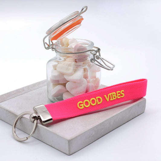 GOOD VIBES Schlüsselanhänger Keychain gewebt  bestickt