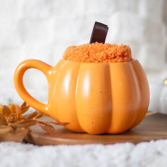 Herbst-Set: Tasse in Kürbisform mit flauschigen Socken