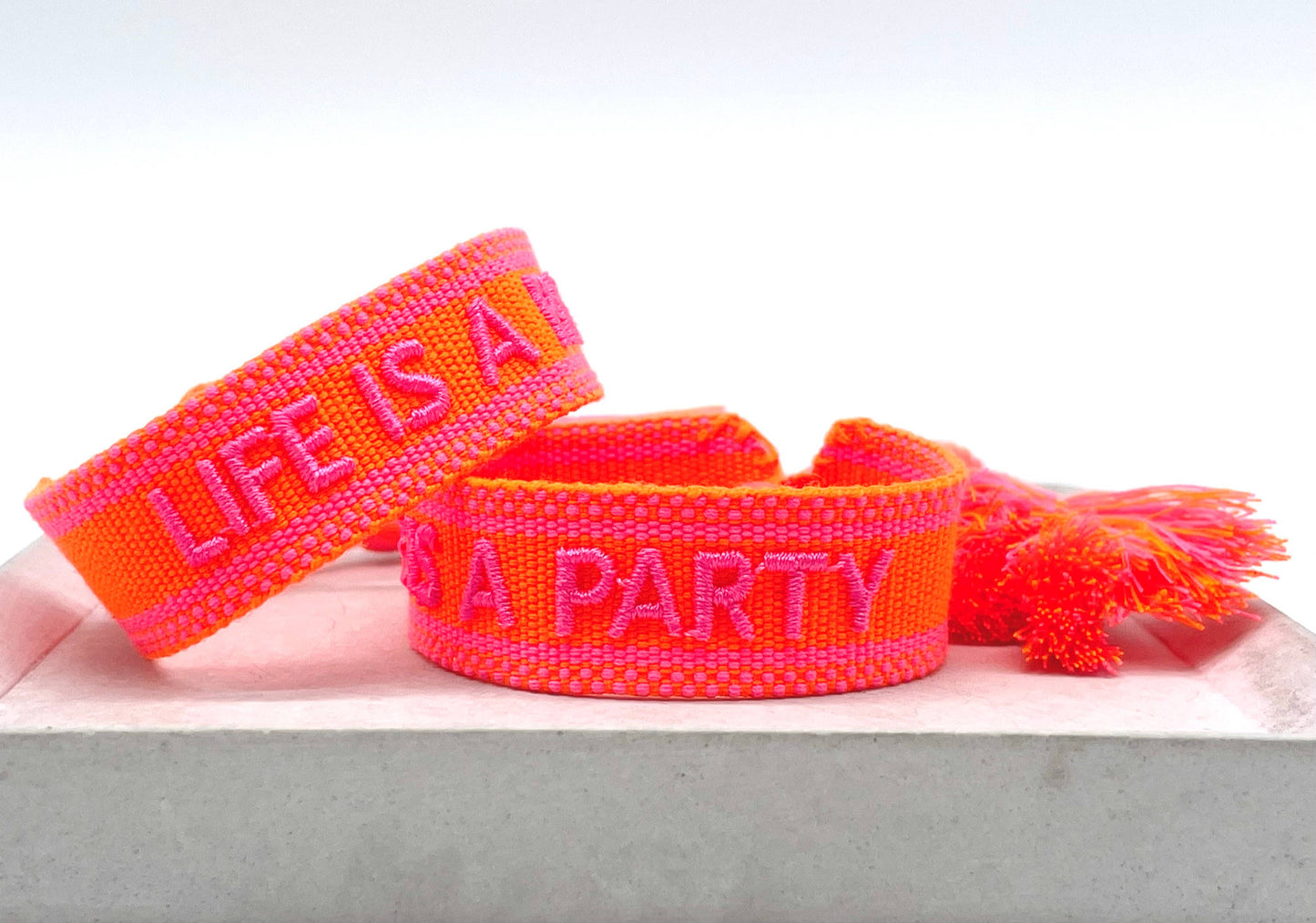 LIFE IS A PARTY Statement Armband gewebt, bestickt