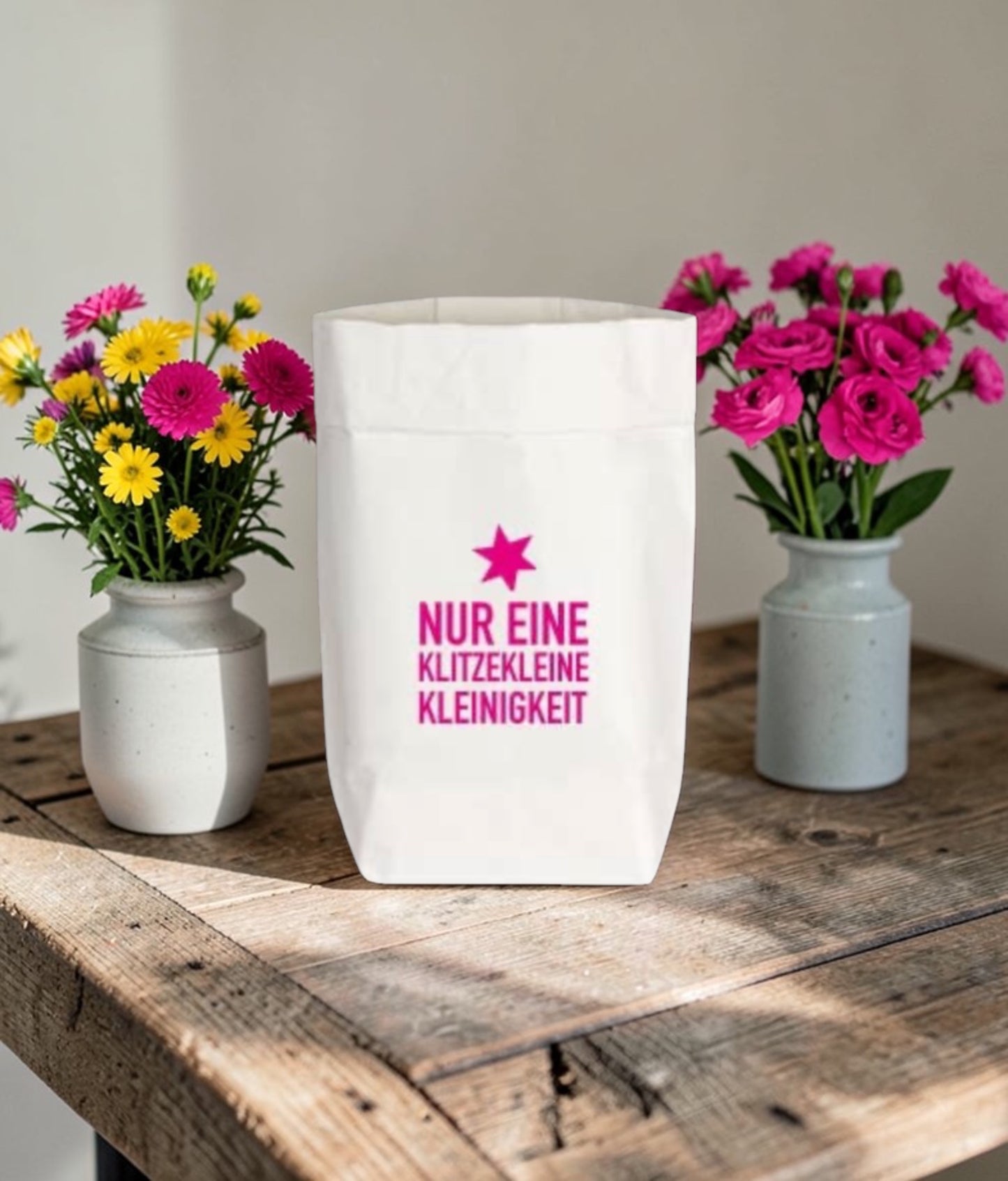 Geschenktüte „Nur eine klitzekleine Kleinigkeit“ – Neonpink Siebdruck