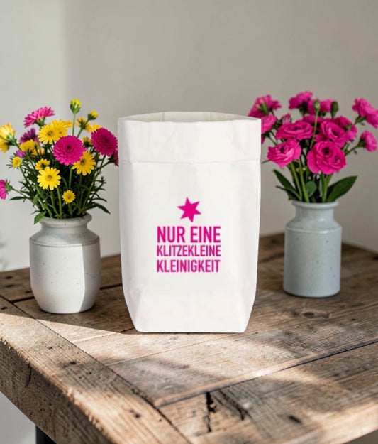 Geschenktüte „Nur eine klitzekleine Kleinigkeit“ – Neonpink Siebdruck